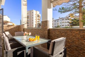 einen Tisch mit einer Schüssel Orangen auf dem Balkon in der Unterkunft Golondrina by IVI Real Estate in Torremolinos