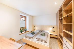 um quarto com 2 camas e uma janela em Landhaus Silene New Haus Recla em Sarnonico