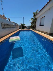 una piscina azul con 2 tumbonas. en Villa Juani, en Vinarós