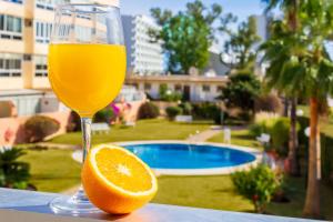 トレモリノスにあるVistamarina A201 by IVI Real Estateのオレンジのスライスをテーブルに座ったオレンジ