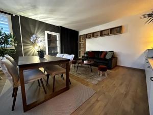a living room with a table and a couch at Au coeur de Reims : À deux pas de la Cathédrale in Reims