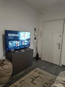 TV a/nebo společenská místnost v ubytování Wake'nBake with private parking