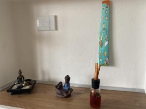 eine Vase mit Figuren auf einem Holzboden neben einer Wand in der Unterkunft Appartamento Yuki in Dervio