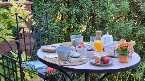 - une table avec des aliments et des boissons pour le petit-déjeuner dans l'établissement Mas des Marguerites, à Maussane-les-Alpilles