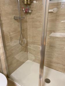 una ducha con puerta de cristal en un baño en Shared apartment! Piso compartido! Общая квартира!, en Sevilla 34 fotos más