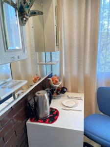 una encimera de cocina con un hervidor de agua encima en Shared apartment! Piso compartido! Общая квартира!, en Sevilla