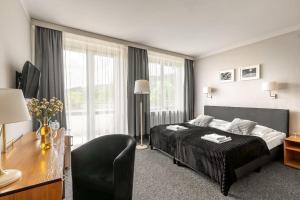 Camera con letto, scrivania e letto Sidx Sidx Sidx Sidx. di Hotel Helios a Zakopane