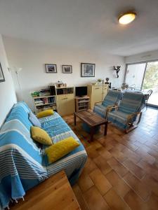 a living room with a bed and a couch at 4SOM23 Appartement proche centre-ville in Collioure