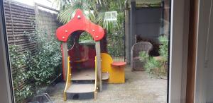 un pequeño parque infantil con un tobogán en un patio en Thuis op Flakkee, en Ooltgensplaat