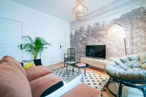 Televízia a/alebo spoločenská miestnosť v ubytovaní Parisuites Central Grands boulevards Chic Folies Bergères