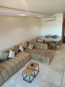Ein Sitzbereich in der Unterkunft Appartement Golf City Prestigia Marrakech