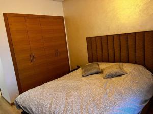 um quarto com uma cama com duas almofadas em Appartement Golf City Prestigia Marrakech em Marrakech