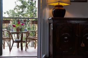una camera con tavolo, sedie e finestra di Dimora storica, appartamento in Villa Pampinuccia a Bassano del Grappa