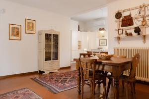 una cucina e una sala da pranzo con tavolo e sedie di Dimora storica, appartamento in Villa Pampinuccia a Bassano del Grappa