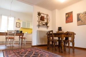 a living room with a table and a dining room at Dimora storica, appartamento in Villa Pampinuccia in Bassano del Grappa