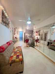 - un salon avec un canapé et un ventilateur de plafond dans l'établissement Hostal Flamenco Camaron, à Malaga