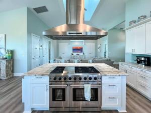 uma cozinha com um fogão de aço inoxidável forno superior em Island Retreat: Your Exclusive Oasis Awaits em North Captiva