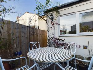 una mesa blanca y sillas en un patio en Bliss Nest Two Bed Central Wi-Fi Garden, 