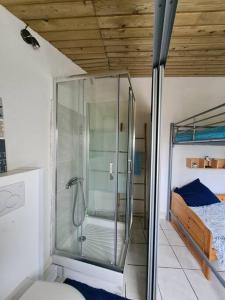 een badkamer met een glazen douche in de slaapkamer bij Maisonnette des Sables Blancs avec jardinet Tréboul in Douarnenez