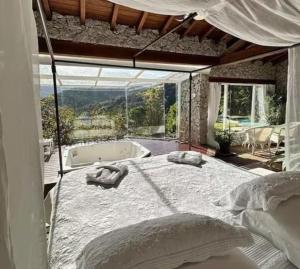 um quarto com uma cama grande e uma banheira em Quinta 59 - Sua Casa na Serra em Petrópolis