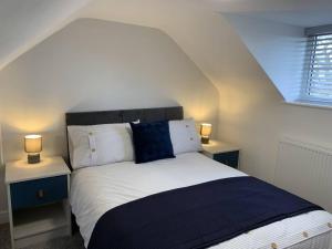 Un dormitorio con una cama grande con dos mesitas de noche. en Wayside farmhouse stay, en Capenhurst