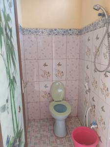 uma pequena casa de banho com WC e chuveiro em Serasikost em Sukarami