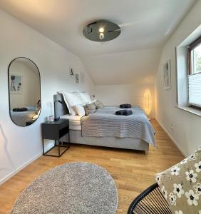 een slaapkamer met een bed en een spiegel bij Dachstudio Apartment in Ulm in Ulm