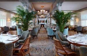 杰基尔岛Jekyll Island Club Resort的一间带桌椅和吊灯的餐厅