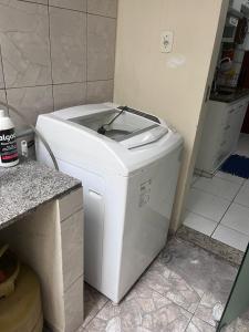 - un lave-linge et un sèche-linge blancs installés dans la salle de bains dans l'établissement Andres' Home Vila Bretas, à Governador Valadares