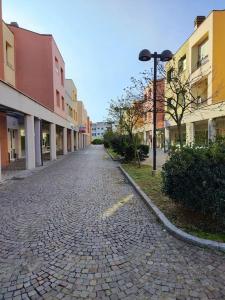 una calle adoquinada en una ciudad con edificios en Casa vacanze Vespucci, en Grassobbio