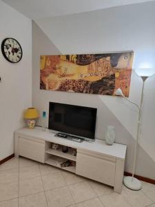 una sala de estar con TV de pantalla plana en un armario en Casa vacanze Vespucci, en Grassobbio
