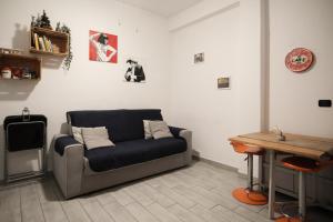 - un salon avec un canapé et une table dans l'établissement La Casa di Zoe, à Locate di Triulzi
