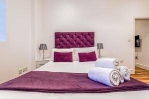 En eller flere senge i et værelse på Livestay Stylish 1-Bed Apartment in Stratford