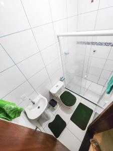 biała łazienka z umywalką i toaletą w obiekcie Sítio do Sossego w mieście Cachoeiras de Macacu