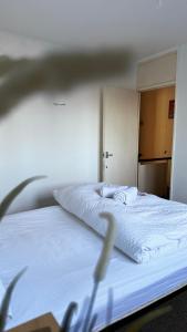 ein Schlafzimmer mit einem weißen Bett in einem Zimmer in der Unterkunft Double room in Tooting Bec in London