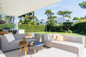 eine Terrasse mit 2 Sofas und einem Tisch in der Unterkunft Villa Princesa in Almada