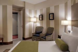 a hotel room with two chairs and a bed at Precise Resort El Rompido-The Hotel in El Rompido