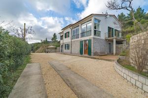 Villa la Collina Charme e Natura - Goelba في Marmi: منزل على طريق ترابي أمامه