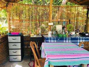 uma mesa com uma toalha de mesa azul e branca em Family Villa Mirissa em Mirissa