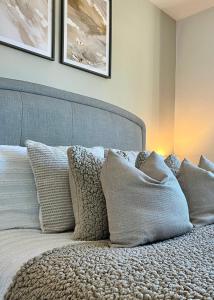 Una cama o camas en una habitación de Central, Cosy Home with Large Garden & Parking, Bournemouth