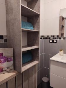 een badkamer met houten planken en handdoeken bij L'Escale Orléanaise in Orléans