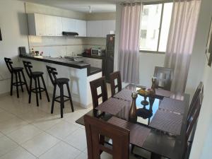 a kitchen with a table and chairs and a counter top at Apartamentos Vacacional Cartagena cerca Aeropuerto y Playa in Cartagena de Indias