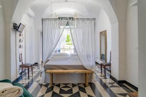 Ένα ή περισσότερα κρεβάτια σε δωμάτιο στο Masseria Montepaolo Dimora di Charme
