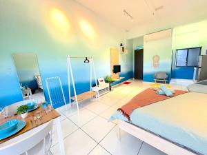 1 dormitorio con 1 cama grande y baño en 3 Towers Jalan Ampang By Serenity Vacation Homes, en Kuala Lumpur