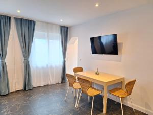 a dining room with a table and chairs at Apartment Purkersdorf bei Wien Top 4 in Purkersdorf