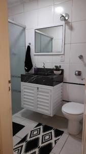 Phòng tắm tại Apartamento em Ubatuba- centro - apartamento 2 quartos com ar cond
