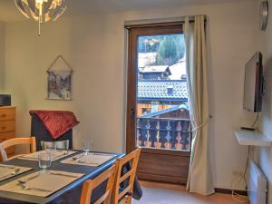 een eetkamer met een tafel en een raam bij Appartement Morzine, 2 pièces, 4 personnes - FR-1-524-55 in Morzine