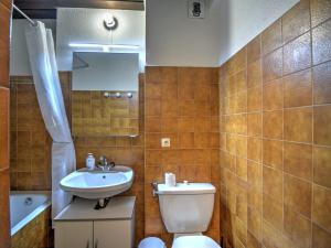 een badkamer met een toilet en een wastafel bij Appartement Morzine, 2 pièces, 4 personnes - FR-1-524-55 in Morzine