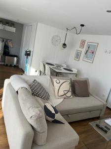sala de estar con sofá y mesa en Joli T2 3* 40 m2 avec parking et terrasse, en Aix-les-Bains