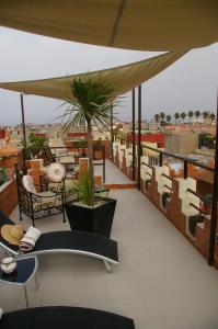 einen Balkon mit Stadtblick in der Unterkunft Riad Soleil D'orient in El Jadida